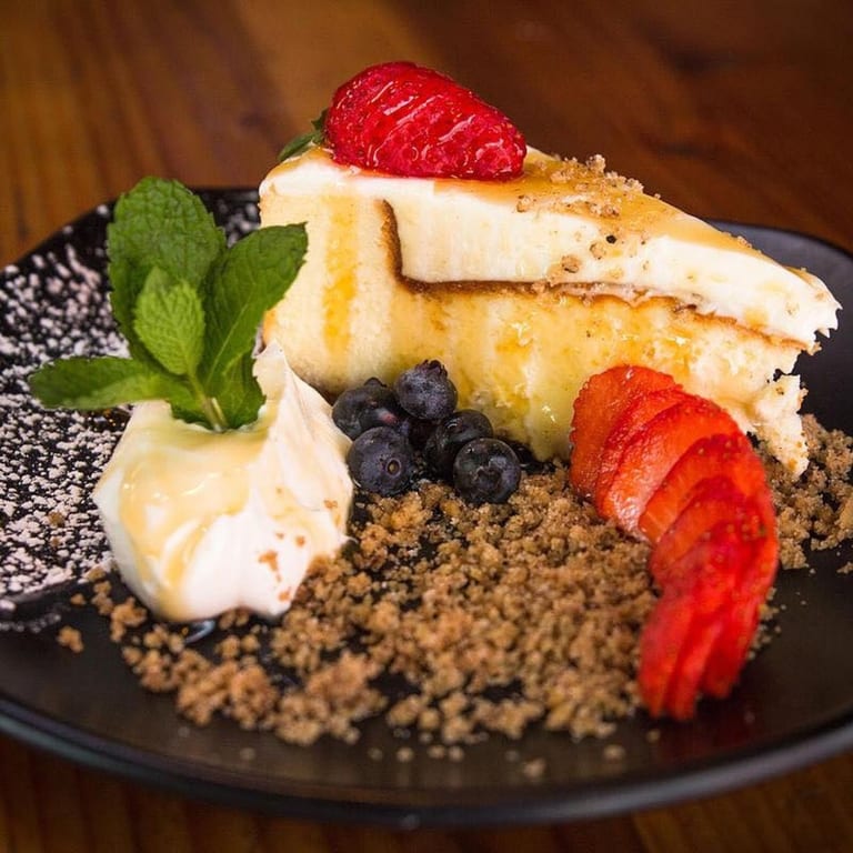 Lively Dining from Lunch to Late Night